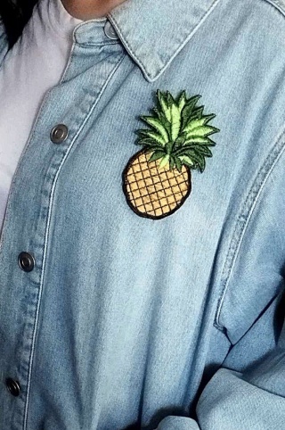 Broszka, przypinka - haftowany ananas